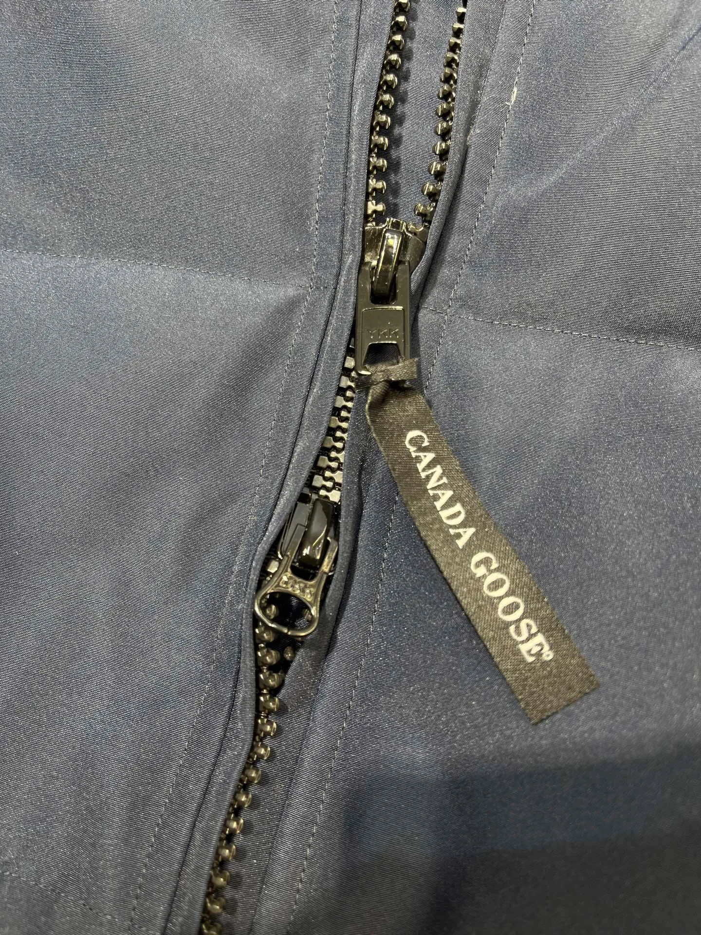 P860 Canada Goose Canada # Expedition04 Parker, a treasure of Canadian origin! Limited supply worldwide! Canada Goose Model 04 is a top-notch couple model, polar cold-proof outdoor series fur collar detachable hooded parka down jacket, the first Goose in 2024. I hope my partners like the top quality, and I hope everyone can evaluate it together! The most popular cool items of the Big Goose family in 2024 are online. The same popular product of Yi Yang Qianxi is said to be a joint limited edition Big Goose that cannot be bought in autumn and winter. If you dislike the sameness of the Big Goose in the past, then this model will definitely give you a different experience! This year's most powerful couple's collection for autumn and winter is online, a top-notch luxurious ready-to-wear style, paired with an outdoor warm down jacket with great style and charm! The most standard and classic items of the Daye family in the past two years are equipped with unique reflective stripes for embellishment, which further shows the high-end fashion performance effect. With the embellishment of hardware buckles, it has excellent performance effect. The upper body is clean, simple and elegant, even for urban leisure. It is suitable for various occasions. Designed with large pockets, this model has a large capacity and is equipped with reflective stripes, making it safer at night. It is suitable for various adventure activities. It is made of windproof and waterproof technical materials. The interior is filled with full white duck down, which is absolutely cold-proof and warm. It also has a stand-up collar design and fine fluff at the collar, with meticulous attention to detail! The charm of this model is also more spiritual, and the upper body has more temperament and specifications. It perfectly shows the ultra-high standard of fashionable performance of this model, integrating outdoor and life, and you can even create high-street wear! The most pinnacle limited-edition goose that we have presented so far, both in terms of design and detailed materials, it is completely outstanding. The grand and evergreen version design is matched with cool reflective elements. The overall appearance can be said to be quite high, and it has that kind of powerful outdoor performance! It combines high-end casual attributes with high-street style. It is high-grade, domineering, warm, and beautiful. The visibility of the upper body is quite strong, and the configuration of the owl element is highly brand-recognizable. It fully complements the overall brand performance and visual effects, and also has the high-end sense of fashion and fashionable performance. It is a must-buy product because it is the most awesome down brand on the planet and one of Canada's three national treasure brands. It is also a sentimental down luxury brand. In the field of polar cold-proof clothing, Goose has made an irreplaceable contribution... Size: xs s m l xl
